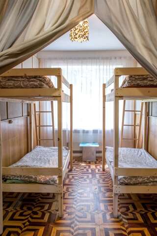Хостелы Baron Munchausen Guest House Каменец-Подольский Односпальная кровать в общем номере-5