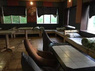 Хостелы Baron Munchausen Guest House Каменец-Подольский Односпальная кровать в общем номере для мужчин и женщин-4